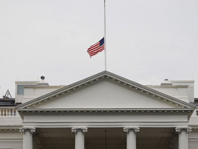 Μεσίστιες κυμάτισαν οι σημαίες στον Λευκό Οίκο